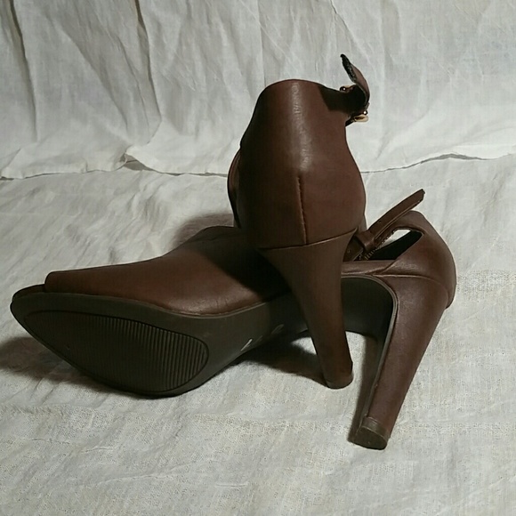Heels - Picture 3 of 3